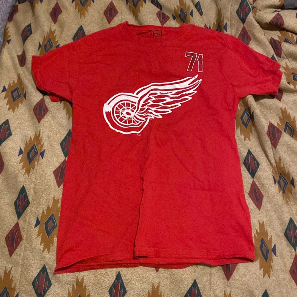 Men’s adult small Detroit Red Wings Dylan Larkin shirt